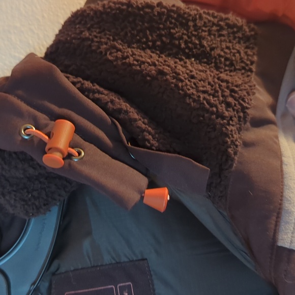 Barely worn winter coat - Picture 6 of 16